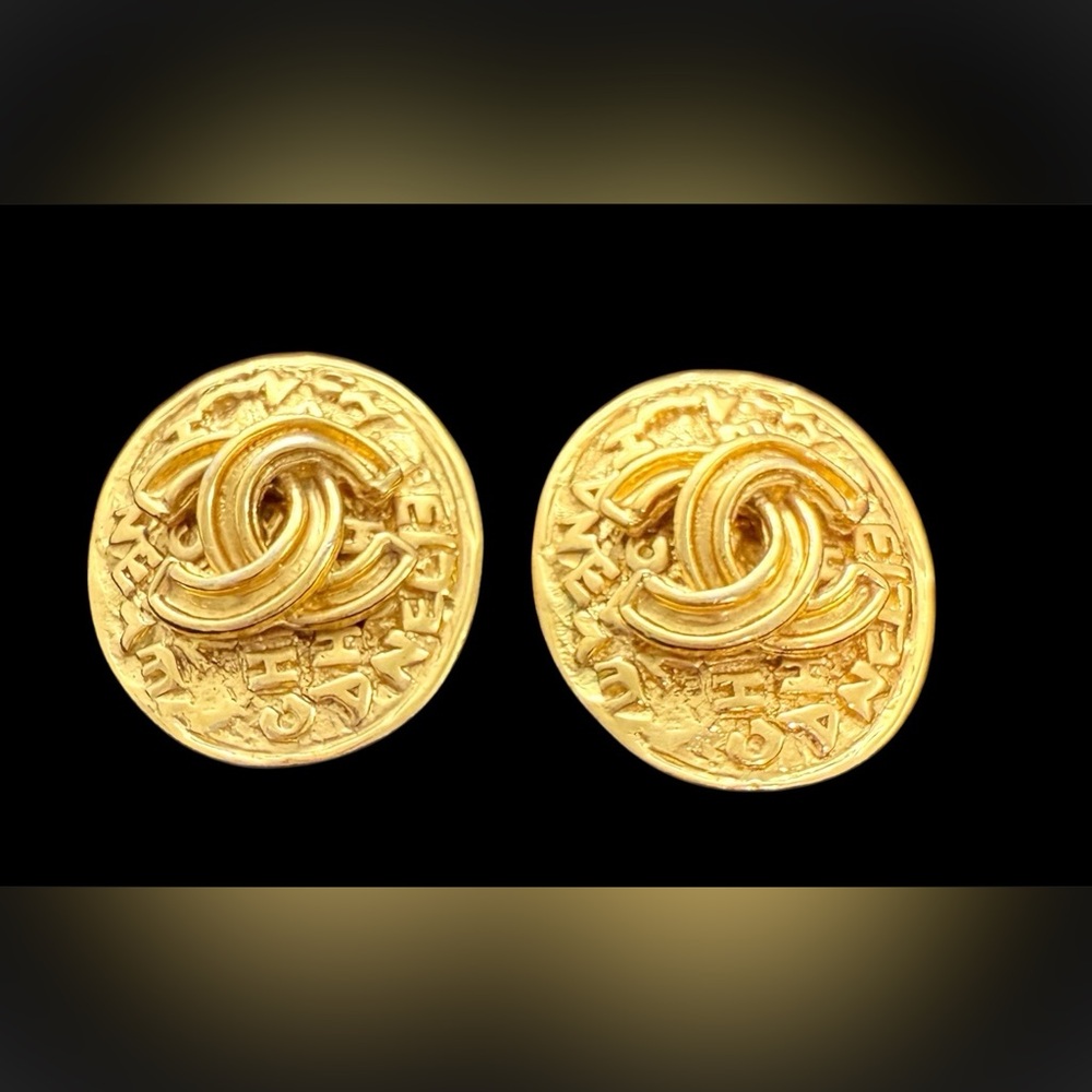 🚨SOLD 🚨
Vintage 1995 Chanel Gold Logo Earrings